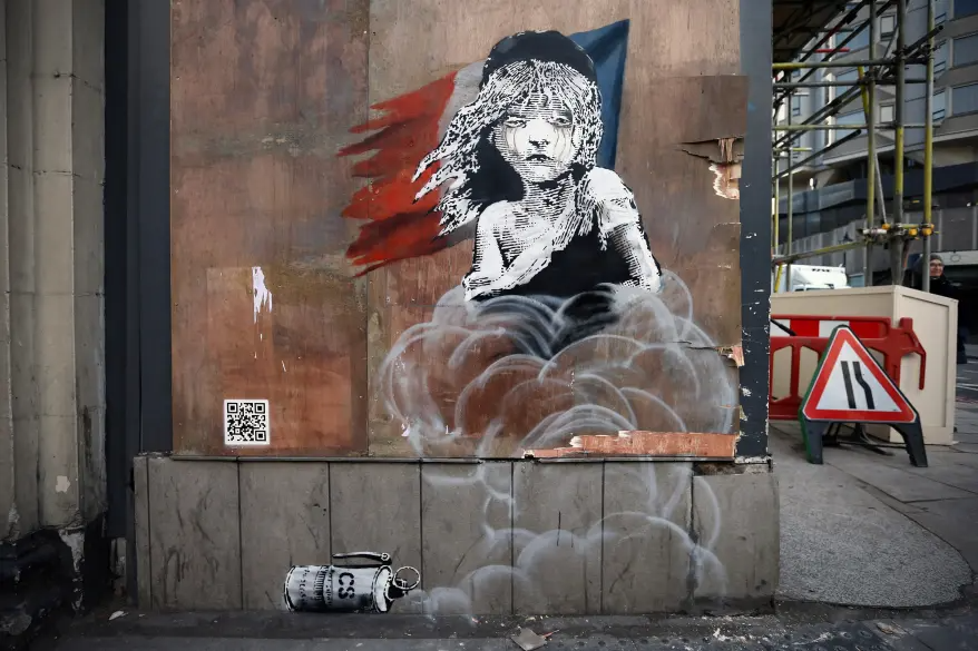 Banksy les miz mural 